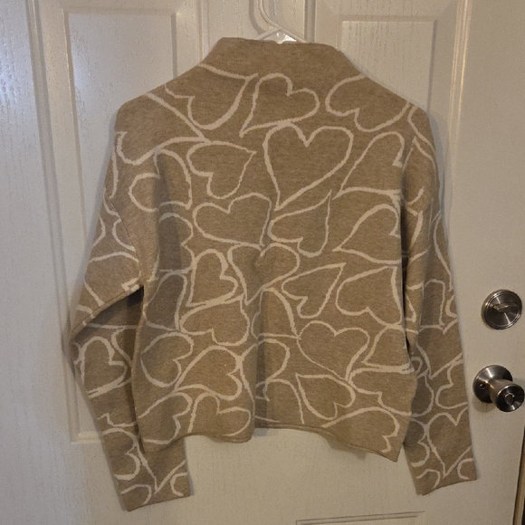 Tahari Sweaters - Tahari Beige Heart Pattern Sweater Size Large